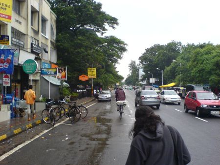 50 Meter von meinem Apartment entfernt - Koregeon Park, North Road, Pune - das europäischste Stück Indien, was es gibt.